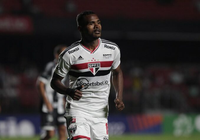 ESQUENTOU - Na busca por reforços, o Santos promete mesmo agitar o mercado. Segundo apurou o LANCE!, o Alvinegro quer se aproveitar do interesse do São Paulo no goleiro John e propor uma troca com o volante Luan. Entretanto, a leitura da diretoria do Peixe é que John pode resolver todos os problemas da posição no rival e, portanto, o tricolor poderia estar disposto a colocar mais um jogador na negociação. O desejo do Santos seria contar com Nikão (foto) ou Patrick como segundo jogador envolvido.