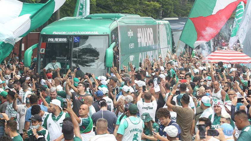 Torcedores do Palmeiras fizeram a festa em frente à Academia de Futebol para dar força ao elenco que embarcava para o Mundial de Clubes, em Abu Dhabi, nos Emirados Árabes Unidos.