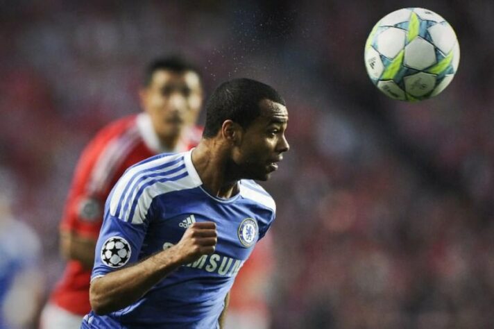 Ashley Cole, 2009 - O jogador era titular do Chelsea quando foi preso por desacato a um policial em Londres. Segundo relatos da época, Cole estava embriagado quando cometeu o crime. O ex-lateral ficou preso por algumas horas, até pagar a fiança e ser liberado. 