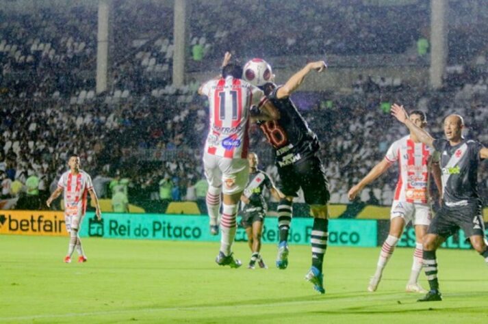 Bangu - Sobe: Em campo, o alvirrubro foi um time leve com saídas em velocidade e levou muito perigo ao gol de Thiago Rodrigues. Na defesa, o arqueiro Paulo Henrique foi o grande destaque com três ótimas defesas, mas não foi bem na cobrança de falta de Nene. / Desce: Faltou a equipe ser efetiva e não desperdiçar tantas chances contra o Vasco, em São Januário. 