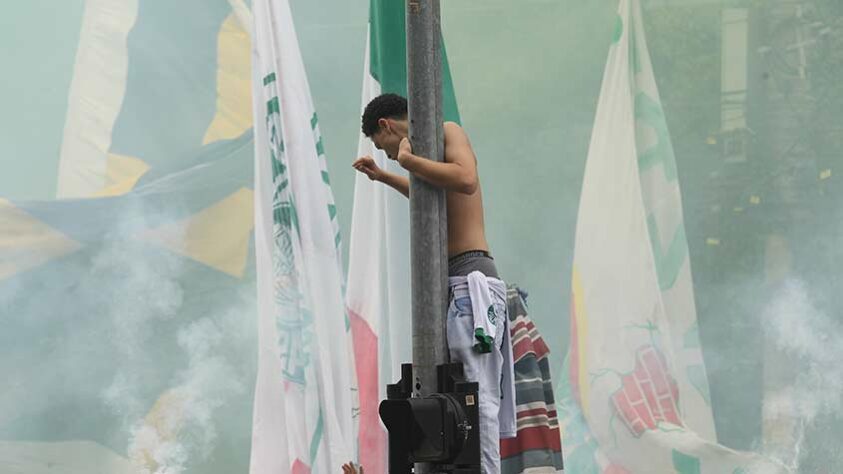 Torcedores do Palmeiras fizeram a festa em frente à Academia de Futebol para dar força ao elenco que embarcava para o Mundial de Clubes, em Abu Dhabi, nos Emirados Árabes Unidos.