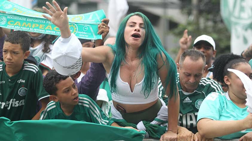 Torcedores do Palmeiras fizeram a festa em frente à Academia de Futebol para dar força ao elenco que embarcava para o Mundial de Clubes, em Abu Dhabi, nos Emirados Árabes Unidos.