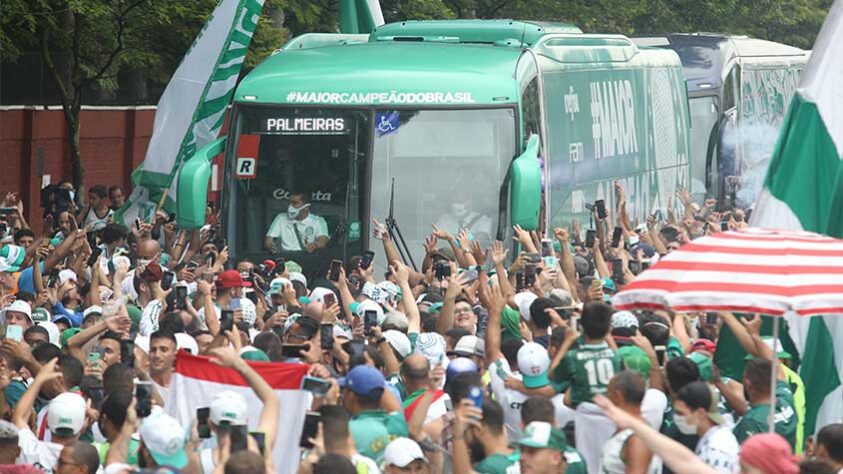 Torcedores do Palmeiras fizeram a festa em frente à Academia de Futebol para dar força ao elenco que embarcava para o Mundial de Clubes, em Abu Dhabi, nos Emirados Árabes Unidos.