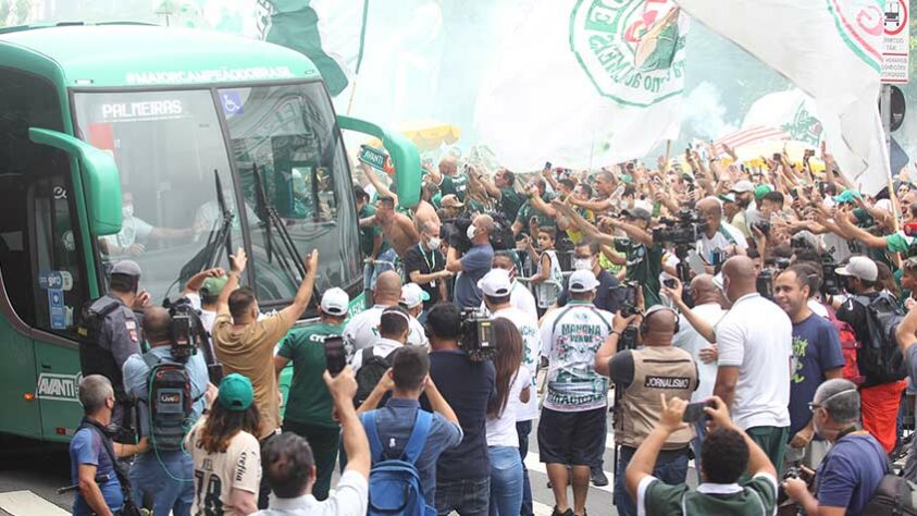 Torcedores do Palmeiras fizeram a festa em frente à Academia de Futebol para dar força ao elenco que embarcava para o Mundial de Clubes, em Abu Dhabi, nos Emirados Árabes Unidos.