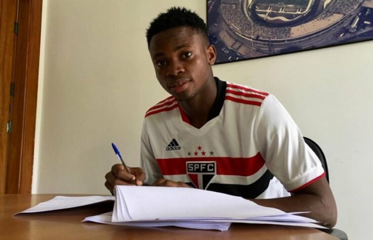 FECHADO - O São Paulo anunciou a contratação do atacante Azeez Olalekan Balogun, de 18 anos, que chega para reforçar o time sub-20. Balogun assinou um contrato de empréstimo válido até fevereiro do ano que vem, com possibilidade de compra.