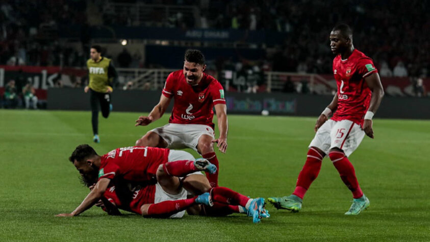 O Al Ahly, quando recupera a bola no campo de defesa, parte com muita velocidade e intensidade nos contra-ataques. As trocas de passes e movimentações são velozes e o time consegue criar chances claras de gol.