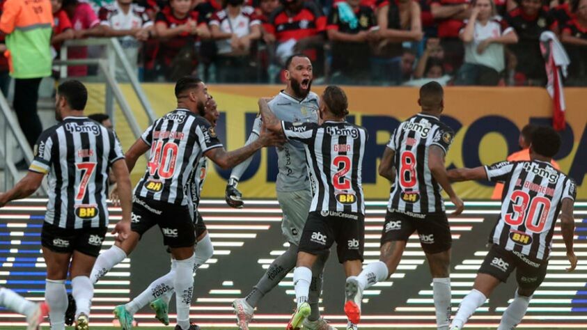 O Atlético-MG teve uma grande temporada em 2021, e acabou sendo campeão tanto do Brasileiro quanto da Copa do Brasil. Mas segundo o regulamento da CBF, neste caso, o vice do Brasileirão fica com a vaga para a Supercopa. Dessa forma, Atlético-MG e Flamengo se enfrentaram na edição mais recente da Supercopa. O Galo acabou ficando com o título após vencer uma disputa por pênaltis eletrizante por 8 a 7, depois de um empate em 2 a 2 no tempo regulamentar. Nacho Fernández e Hulk, fizeram os gols do clube mineiro, enquanto Gabigol e Bruno Henrique balançaram a rede para o Rubro-Negro dentro dos 90 minutos.