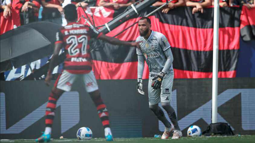 Neste domingo, o Atlético-MG empatou com o Flamengo por 2 a 2, na Arena Pantanal, em jogo válido pela Supercopa do Brasil. Nacho abriu o placar no primeiro tempo, mas o rubro-negro conseguiu virar o jogo com gols de Gabi e Bruno Henrique. Depois, Hulk deixou tudo igual. Os times precisaram cobrar 24 cobranças de pênaltis, até Everson pegar o chute de Vitinho e dar o título ao Galo, Supercampeão do Brasil. Confira as notas do Atlético a seguir. (Por Ana Daróz; anapereira@lancenet.com.br)