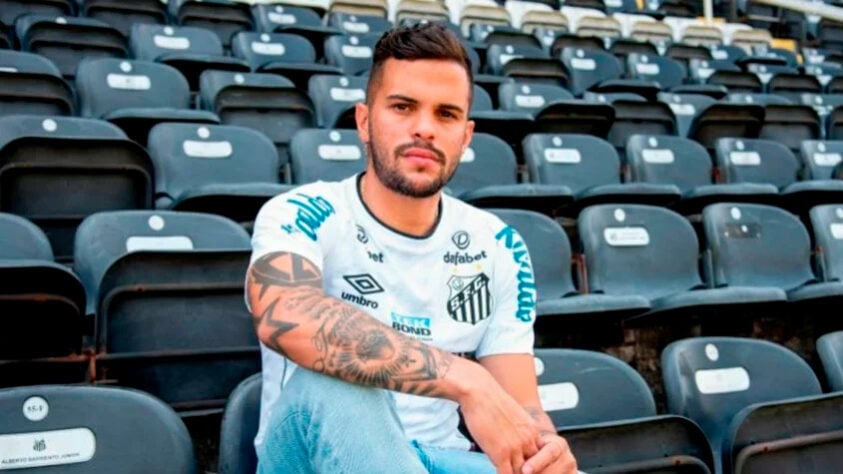 FECHADO! Auro é anunciado como o mais novo lateral do Santos, o time já publicou imagens e entrevistas em suas redes oficiais. De acordo com o Lance!, o jogador vem para cumprir um empréstimo de um ano com valor fixo de compra