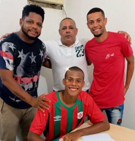 FECHADO - O zagueiro Carlos Gabriel de Toledo, ou Biel Toledo, como prefere ser chamado, assinou seu primeiro contrato profissional com a Portuguesa Santista. O  defensor fez boa Copa São Paulo de Futebol Júnior e agora integrará a equipe principal.