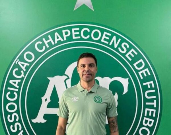 ESQUENTOU - A Chapecoense ainda tenta se recuperar do baque que sofreu com a saída de Felipe Conceição e busca no mercado uma alternativa para comandar o time.