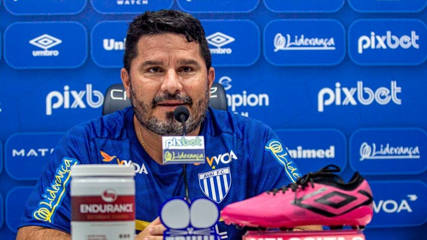 FECHADO! O Avaí anunciou nas últimas 24 horas a chegada, de seu novo técnico, Eduardo Barroca. Ele chega para ocupar a vaga deixada pelo Claudinei Oliveira.