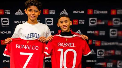 FECHADO - Cristiano Ronaldo Jr., filho de Cristiano Ronaldo, assinou seu primeiro contrato com o Manchester United e vestirá a camisa sete na categoria sub-12. O jovem, que já vinha treinando nos últimos meses desde o retorno de seu pai aos Red Devils, começa a traçar os mesmos passos do veterano de 36 anos.