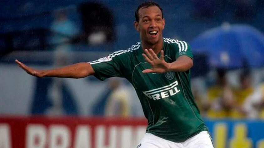 Carlos Adriano de Jesus Soares, o Alemão, acabou perdendo a vida em um acidente de carro, na cidade de Nova Iguaçu. Na época, o jogador defendia a equipe do Palmeiras.