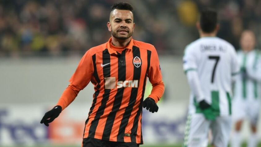 Dentinho, 33 anos. Está sem clube e já defendeu o Shaktar Donetsk. O atleta teve um vínculo de 10 anos com o time da Ucrânia