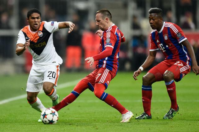 Douglas Costa, 31 anos. Joga pelo Los Angeles Galaxy e já defendeu o Shaktar Donetsk. O atleta foi marcante no clube da Ucrânia e conseguiu ir para a seleção brasileira e para o Bayern de Munique por causa de suas atuações no clube ucraniano