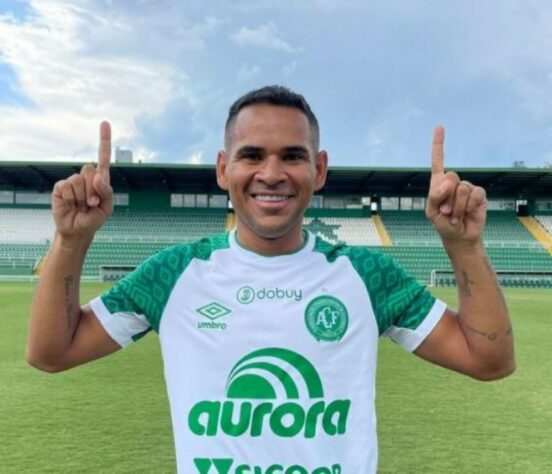 FECHADO - A Chapecoense continua ativa no mercado de transferências para reforçar o seu elenco e fechou a chegada de Éderson. Aos 32 anos, o centroavante assinou com o Verdão do Oeste e fica no clube de Santa Catarina até 15 de novembro.