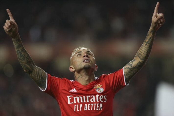 ESFRIOU - Vivendo grande fase com a camisa do Benfica desde a demissão de Jorge Jesus, o atacante Everton Cebolinha voltou a ter protagonismo no time português. A boa fase do camisa 7, que está sendo refletida com gols e assistências, deverá fazer com que os Encarnados não negociem o atleta no momento.