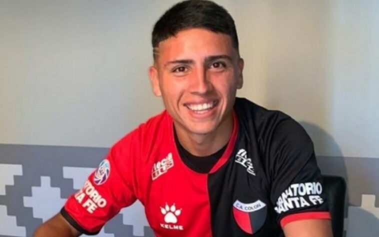 MELOU - O meia-atacante Facundo Farías, de 19 anos, é um dos destaques do Colón na temporada. O jogador já chamou atenção do Palmeiras e do Bragantino. Por conta dos altos valores, o Massa Bruta descartou o negócio.  Segundo o jornalista César Luís Merlo, da 'TyC Sports', o clube teria formalizado uma proposta de 11 milhões de dólares (R$ 54 milhões) para contratar o jogador.