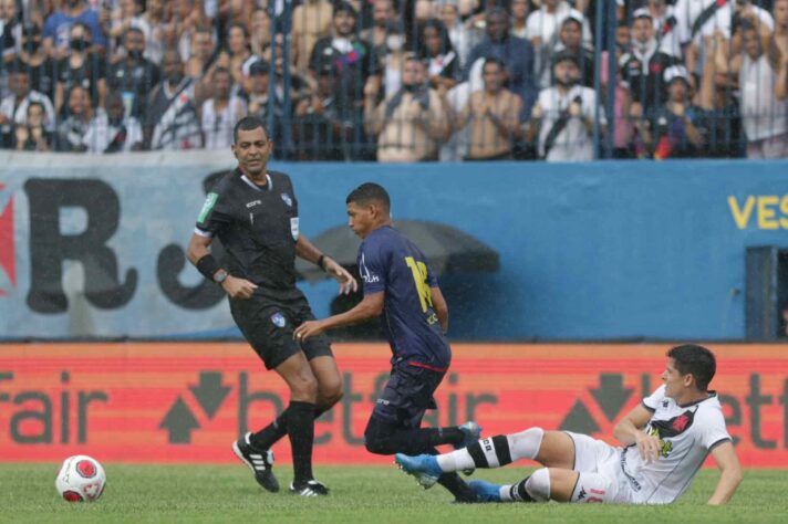 SOBE - PIPICO - Foi esperança recorrente do ataque do Madureira, deu trabalho ao Vasco e, na etapa final, encontrou espaço para estufar a rede.  DESCE - DIDA - Não chegou a ter culpa nos gols, mas se atrapalhou em alguns momentos ao sair da meta e quase abriu caminho para que o Vasco tivesse oportunidades.