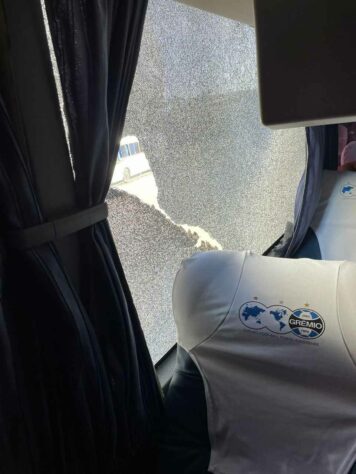 FOTOS: Ônibus do Grêmio é atacado antes de clássico contra o Internacional