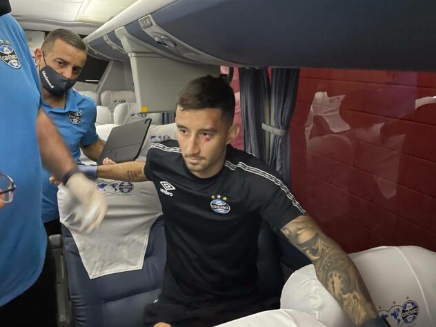 FOTOS: Ônibus do Grêmio é atacado antes de clássico contra o Internacional. Na foto, o volante paraguaio Mathías Villasanti.