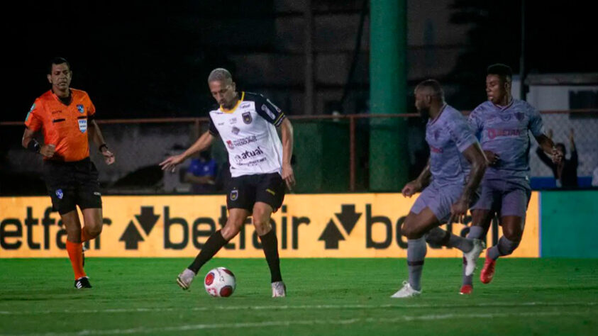 O Fluminense venceu no último jogo antes de estrear na Libertadores, goleando o Volta Redonda por 3 a 0, neste sábado. Com o time poupado, o Tricolor segue embalado no Carioca, com sete vitórias seguidas. Confira as atuações individuais do Flu. (por Luan Fontes).