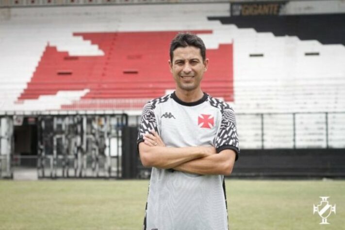 FECHADO - O Vasco anunciou, nesta quarta, a contratação do técnico Gustavo Almeida para comandar a equipe Sub-17. O profissional, que teve uma passagem pelo Corinthians, já foi apresentado aos atletas e a comissão técnica da categoria.