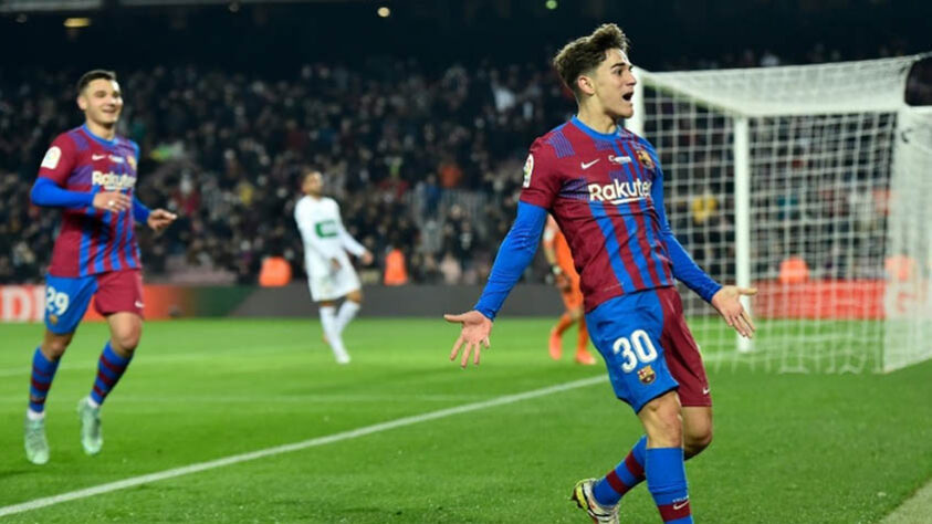 ESQUENTOU - Após anunciar Haaland, o Manchester City mira mais uma contratação no mercado desta janela de transferências. Segundo o jornal ‘Mirror’, o meia Gavi, de apenas 17 anos, joia do Barcelona, agrada ao técnico Pep Guardiola. Gavi tem contrato com o Barcelona até junho de 2023, mas o clube está em negociações para a renovação do vínculo. O Manchester City monitora a situação e planeja a contratação do meia se ele não renovar com a equipe de Xavi.