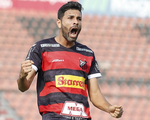 Com passagens por Flamengo, Cruzeiro, Santos, Dínamo de Kiev  e Feyenoord-HOL, Gerson Magrão tem um currículo vasto e contrato com o Ituano até novembro de 2022.