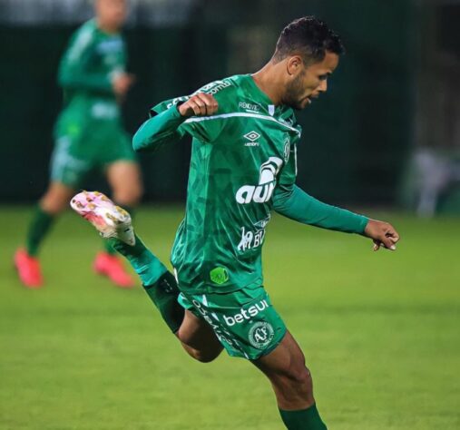 Geuvânio (ponta - 30 anos): o jogador já rodou por muitos clubes de destaque do Brasil, como Santos, Flamengo, Atlético-MG e Athletico Paranaense. Está sem clube desse o início de 2022, quando deixou a Chapecoense, e pode atuar assim que chegar em um novo clube.