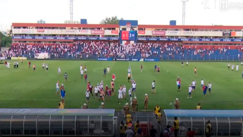 No dia 26 de fevereiro, após rebaixamente do Paraná no estadual, torcedores do próprio time invadiram e agrediram os jogadores do clube.