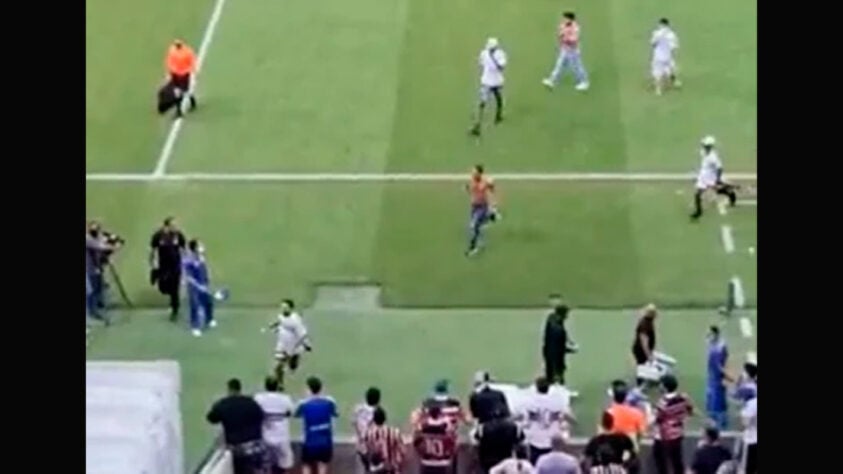 Após eliminação precoce na Copa do Nordeste 2021, um grupo de torcedores do Santa Cruz invadiu o gramado para cobrar os jogadores do clube.