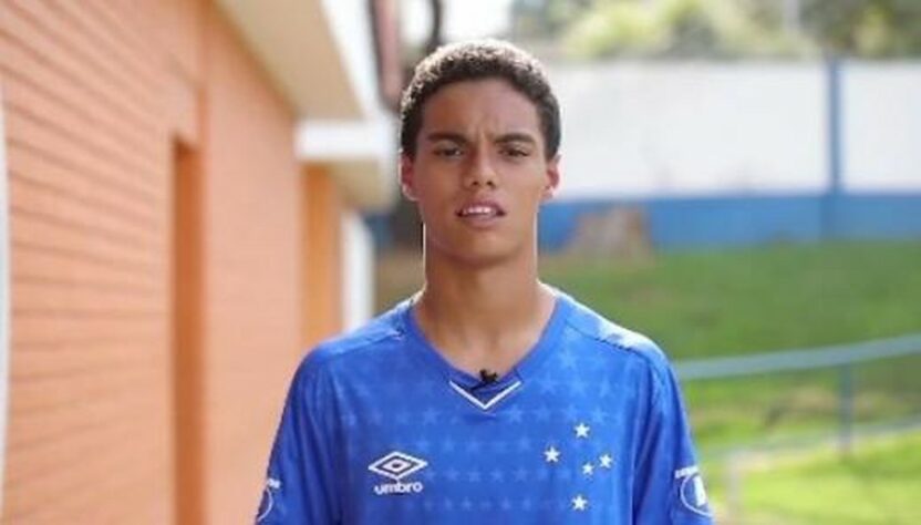 FECHADO - O Cruzeiro rescindiu o contrato com o atacante João Mendes, de 17 anos, filho de Ronaldinho Gaúcho. O jovem atuava nas categorias de base da Raposa e tinha vínculo a Raposa até janeiro de 2025. Todavia, pela idade, a FIFA reconhecia o vínculo até o início deste ano. Para ele seguir, o time mineiro teria de fazer um novo acordo.