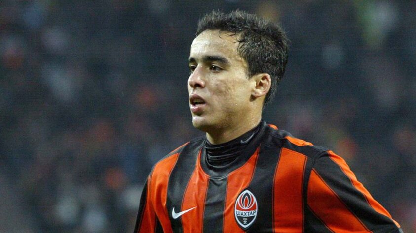 Jadson, 38 anos. Joga pelo Vitória e já defendeu o Shaktar Donetsk. Sua única experiência atuando na Europa foi pelo Shaktar, o meio-campista jogou por 7 anos lá.