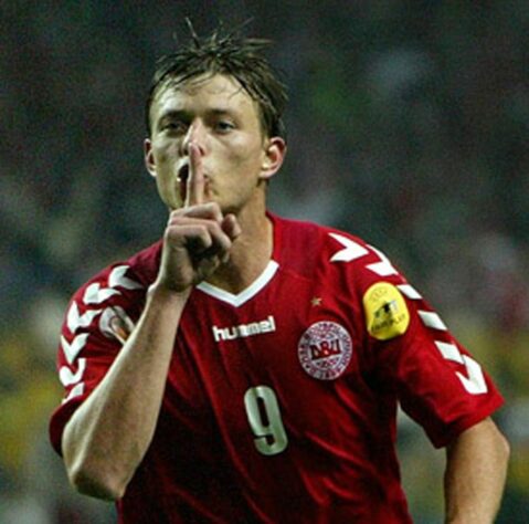 Dinamarca: Jon Dahl Tomasson - Atacante (51 gols em 105 jogos entre 1997 e 2010) / Se destacou nas Euros de 2000 e 2004, e nas Copas de 2002 e 2010, fazendo gols nas competições.