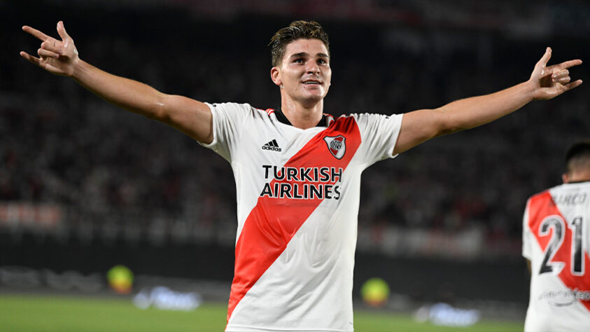 FECHADO - Um dos principais nomes do River Plate é o centroavante Julián Álvarez, que foi importantíssimo na conquista do último Campeonato Argentino. Apesar da venda e a vontade do City de contar com Julián Álvarez desde o início da pré-temporada, o River Plate conseguiu um ótimo acordo.  Por conta do mata-mata da Libertadores, Julián Álvarez irá disputar as oitavas de final do torneio antes de viajar para a Inglaterra.