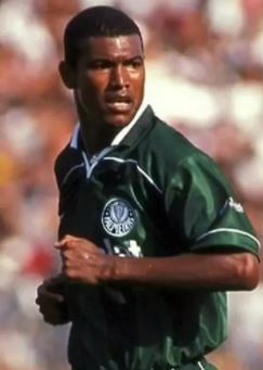 Júnior Baiano tem 51 anos de idade e é treinador do Central, clube de Caruaru, que disputa a segunda divisão do Campeonato Pernambucano, desde 2021.