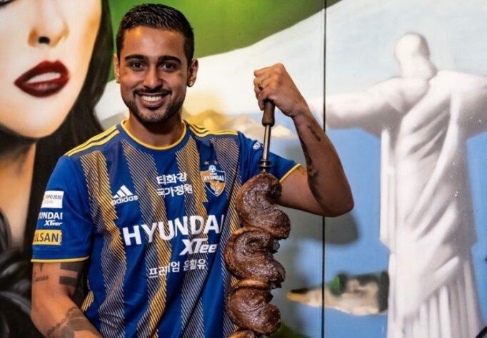 FECHADO - O atacante Léo, com passagem por equipes importantes do futebol brasileiro como Corinthians e Santos, experimentou uma sensação bastante inusitada no que se refere a sua apresentação como reforço do Ulsan Hyundai. Isso porque o clube da Coreia do Sul decidiu apresentá-lo em uma churrascaria com decoração e culinária que remetem ao Brasil.