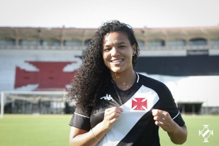 FECHADO - O Vasco segue reforçando sua equipe de futebol feminino para a temporada 2022. Com isso, o clube carioca anunciou sua sexta contratação: a meio-campo Mabi, de 22 anos.