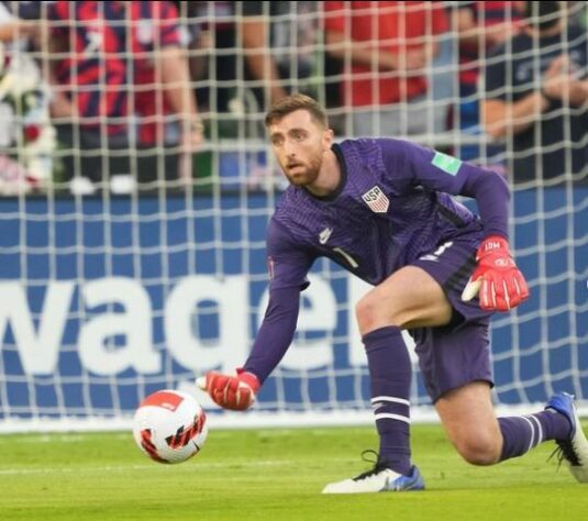 FECHADO - Campeão de sua conferência na MLS com o New England Revolution na última temporada, Matt Turner tem tudo certo para ser jogador do Arsenal. Atualmente com Ramsdale e Leno para a posição, a diretoria dos Gunners acertou a chegada do arqueiro estadunidense para a janela da metade do ano. Sendo assim, enquanto isso, o goleiro segue defendendo os Revs até junho.