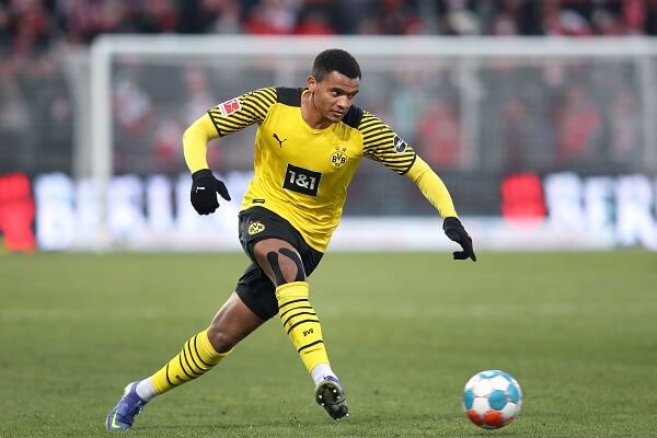 FECHADO - O Manchester City anunciou a contratação do zagueiro Manuel Akanji, de 27 anos. O suíço, que estava no Borussia Dortmund, assinou um contrato válido por cinco temporadas e custou 17,5 milhões de euros (R$90 milhões).