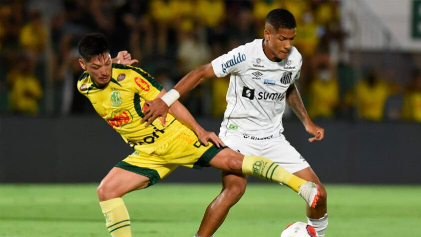 O técnico Fábio Carille escalou um time alternativo, e o Santos foi goleado no primeiro tempo por 3 a 0 pelo Mirassol. Na segunda etapa, o treinador promoveu as entradas de Lucas Braga, Camacho e Sandry, o Peixe reagiu e marcou dois gols, mas não consegue evitar a derrota por 3 a 2 fora de casa pelo Paulistão. Veja as notas do Alvinegro praiano no LANCE! (por Diário do Peixe)