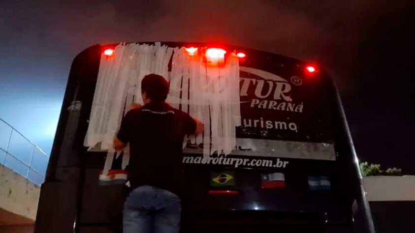 O ônibus do Cascavel foi apedrejado após jogo realizado contra o Maringá. O caso aconteceu no mesmo dia das agressões feitas contra o jogadores do Grêmio e do Londrina.