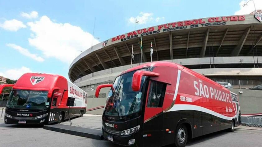 Um grupo de são-paulinos atacou o ônibus do clube, em 2021. Enquanto o veículo realizava o trajeto para o Morumbi, pedras e rojões foram lançados em protesto pela sequência negativa da equipe.