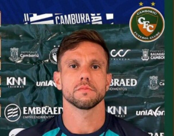 FECHADO - O Paraná Clube chegou a um acordo para reforçar o seu sistema defensivo com a chegada do zagueiro Rodrigo Mol. Oficialmente, o time da Vila Capanema ainda não se pronunciou sobre o tema, mas o vínculo do jogador com a equipe já figura no Boletim Informativo Diário (BID) da CBF.