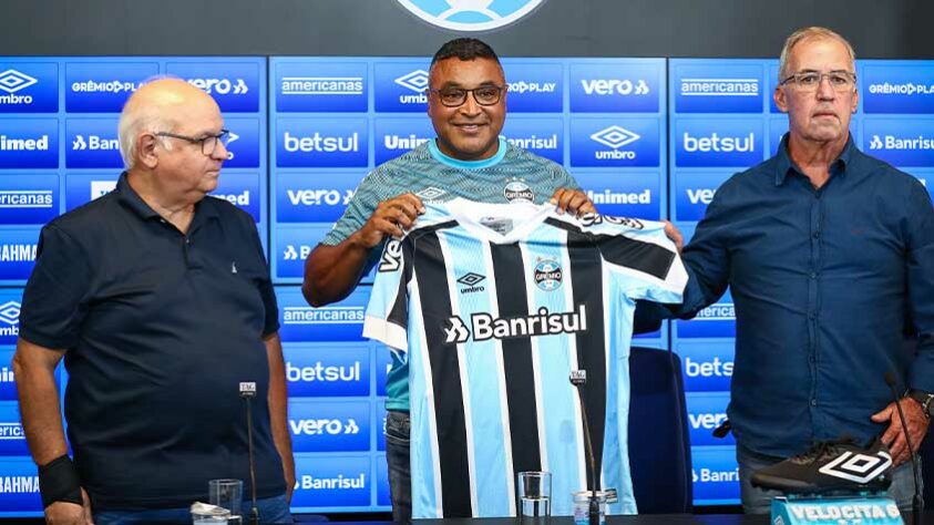 ESQUENTOU - Após o empate sem gols com o Vila Nova fora de casa, a diretoria do Grêmio resolveu agir e promete uma reunião com o técnico Roger Machado. Com o bate-papo franco, a diretoria promete expor a situação delicada do time e quer uma resposta o quanto antes dentro de campo.