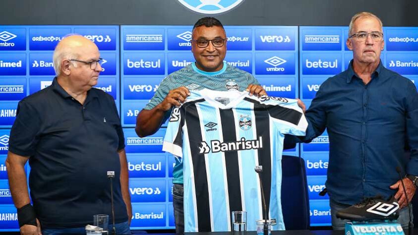 ESQUENTOU - Após o empate sem gols com o Vila Nova fora de casa, a diretoria do Grêmio resolveu agir e promete uma reunião com o técnico Roger Machado. Com o bate-papo franco, a diretoria promete expor a situação delicada do time e quer uma resposta o quanto antes dentro de campo.