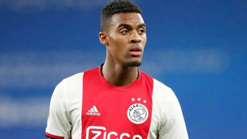 ESQUENTOU - O Manchester United está interessado na contratação do meia Ryan Gravenberch, do Ajax e seleção holandesa, segundo o "The Athletic". O jovem de 19 anos vem sendo observado por outras grandes equipes e pode buscar uma mudança na próxima temporada. O setor do meio de campo é uma das prioridades dos Red Devils para 2022/2023. O holandês é tratado como uma peça jovem visando o futuro do clube após a decepcionante eliminação na Champions League para o Atlético de Madrid.