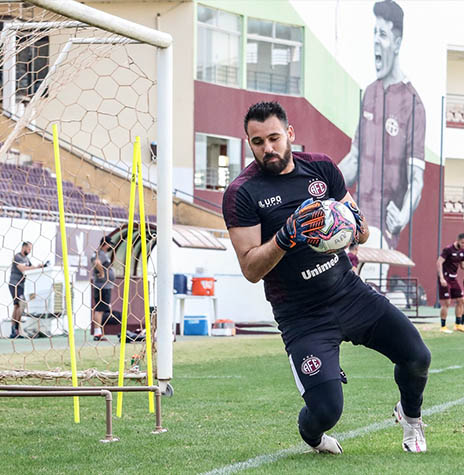 Saulo tem sido um dos principais destaques da Ferroviária no Paulistão. Nos empates contra Corinthians e RB Bragantino, o arqueiro foi o nome das partidas, fazendo defesas difíceis e importantes para a manutenção do placar. 